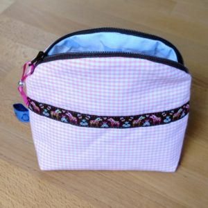 Dieses Täschchen habe ich aus einem alten Kopfkissenbezug genäht, den mir meine Tante geschenkt hat. Dazu das wunderschöne Band „Dala Pferd“ von Farbenmix.